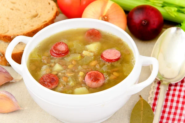 Alimente sănătoase și dietetice: supă cu linte și cârnați . — Fotografie, imagine de stoc