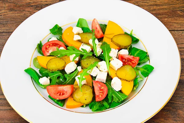 Comida saludable y dietética: Ensalada, Caqui, Pepino en escabeche, Tomate —  Fotos de Stock