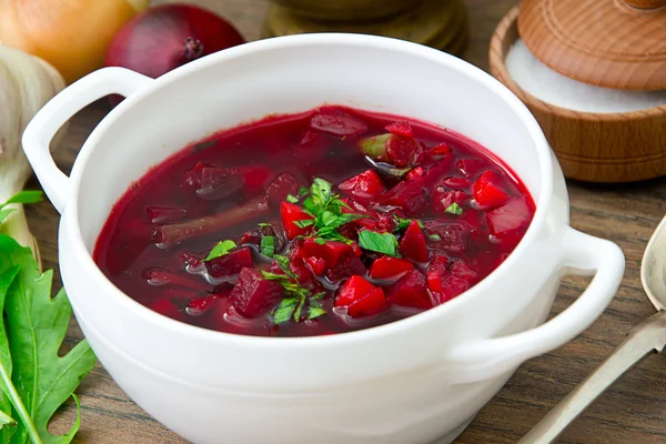 Zdrowe i dieta jedzenie: zupa z buraków i pierogi. — Zdjęcie stockowe