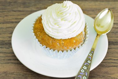 Kremalı pasta, Cupcake ahşap arka plan üzerinde.