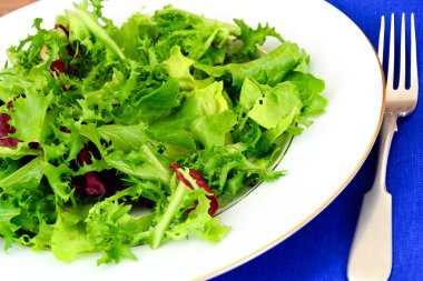 Plaka üzerinde yeşil taze salata.