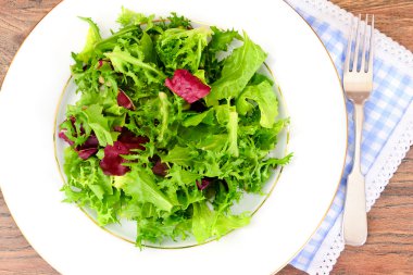 Plaka üzerinde yeşil taze salata.