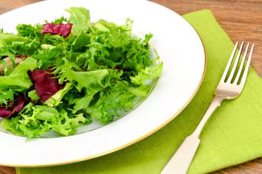 Plaka üzerinde yeşil taze salata.