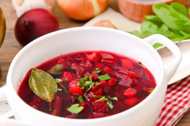 Sağlıklı gıda: Pancar, fasulye, sebze çorbası.