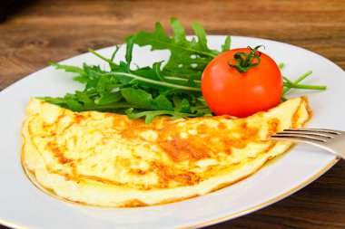 Sağlıklı diyet gıda: sebzeli omlet