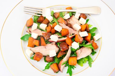 Tavuk, roka, karamelize kabak ve beyaz peynir salatası