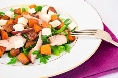 Tavuk, roka, karamelize kabak ve beyaz peynir salatası