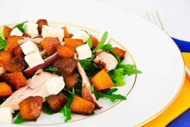 Tavuk, roka, karamelize kabak ve beyaz peynir salatası