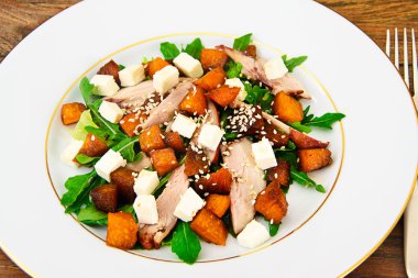 Tavuk, roka, karamelize kabak ve beyaz peynir salatası