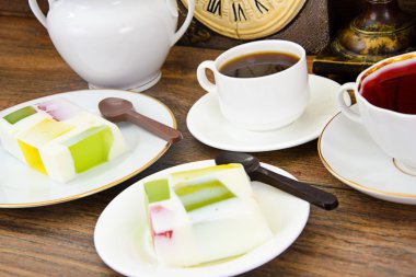 Diyet tatlı: Meyve jöle, jelatin ve çay