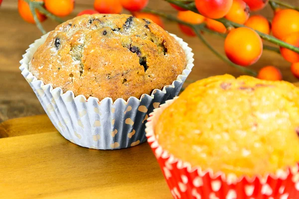 Bolo com creme, Cupcake em fundo de madeira . — Fotografia de Stock