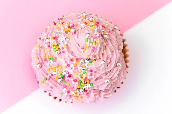 Bolo com creme, Cupcake em fundo de madeira . — Fotografia de Stock