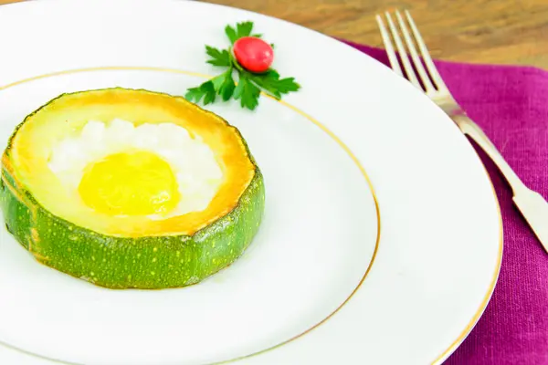 ズッキーニの栄養朝食: スクランブルエッグ. — ストック写真