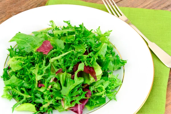 Зелений свіжий салат на тарілці . — стокове фото