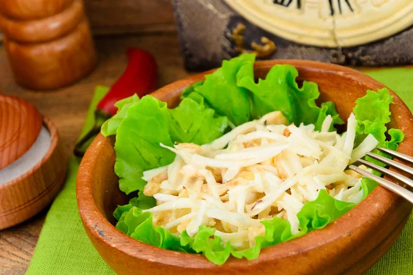 Диетический салат из Дайкона и Курицы. Медицинское питание . — стоковое фото