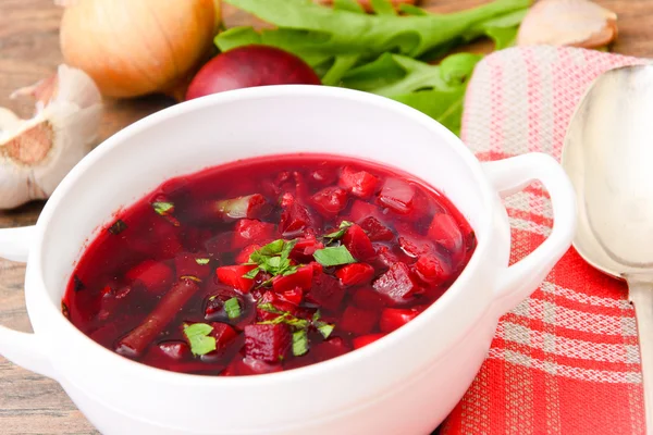 Здорова їжа: суп з буряком, зелена квасоля та овочі . — стокове фото