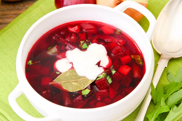 Здоровое питание: суп со свеклой, зеленой фасолью и овощами . — стоковое фото
