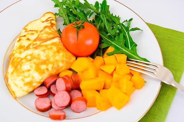 Egészséges és diétás élelmiszer: rántotta zöldségekkel — Stock Fotó