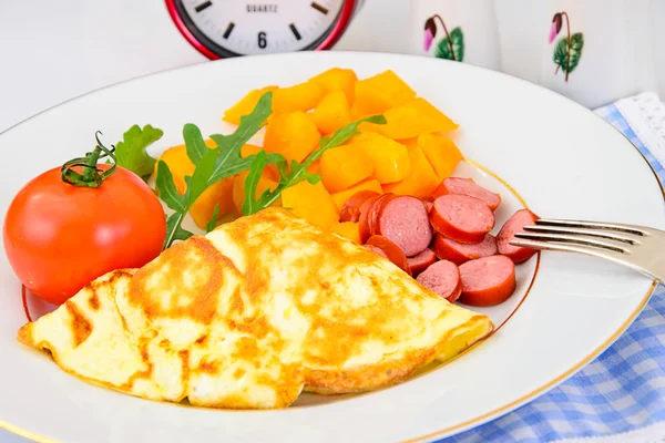 Здоровая и диетическая пища: яичница с овощами — стоковое фото