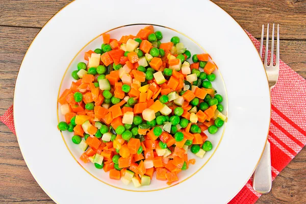 Ragoût de légumes juteux. Paprika, petits pois et carottes. Alimentation diététique — Photo