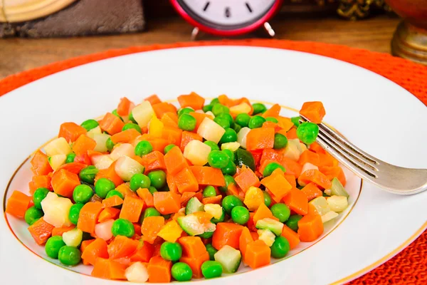 Estofado de verduras jugosas. Paprika, guisantes y zanahorias. Alimento dietético — Foto de Stock