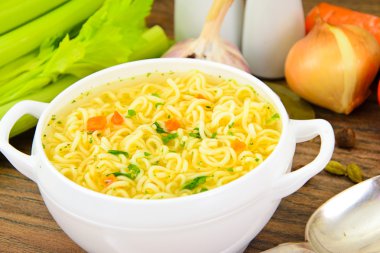 Lezzetli tavuk çorbası Noodles ile