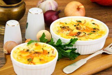 Diyet omlet havuç ve mantar ile