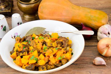 Fırında kabak sebze ve mantar ile