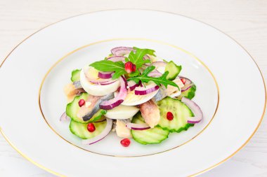 Diyet gıda: Ringa balığı, salatalık, yumurta ve soğan salata