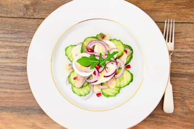 Diyet gıda: Ringa balığı, salatalık, yumurta ve soğan salata