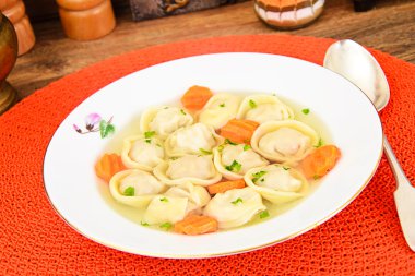 Lezzetli yemekler: Çorba köfte mantı ve havuç