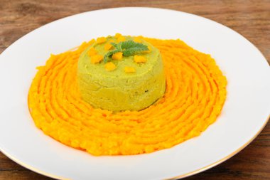 Pate brokoli, kabak ve havuç püresi.