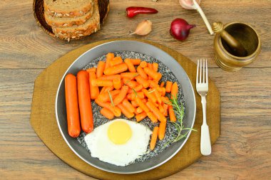 Kızarmış yumurta Kızarmış sosis ve havuç.