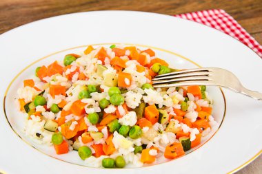 Sebzeler, havuç, bezelye risotto