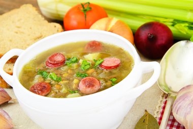 Sağlıklı diyet gıda: Mercimek, kereviz ve sosis çorbası