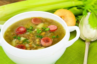 Sağlıklı diyet gıda: Mercimek, kereviz ve sosis çorbası