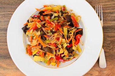 Çin sebze güveç. Kırmızı biber, bezelye, havuç. Diyet gıda