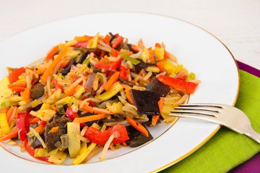 Çin sebze güveç. Kırmızı biber, bezelye, havuç. Diyet gıda