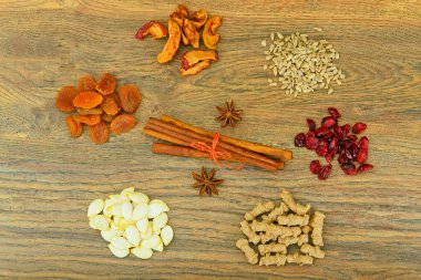 Güzel dekore edilmiş: Kabak, elma, tarçın.