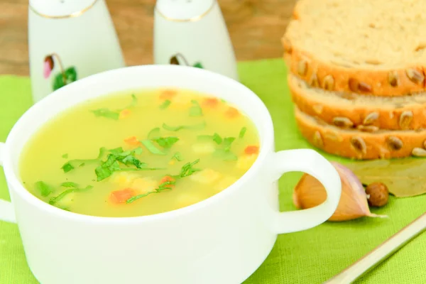 Puree grochu zupa z grzankami. — Zdjęcie stockowe