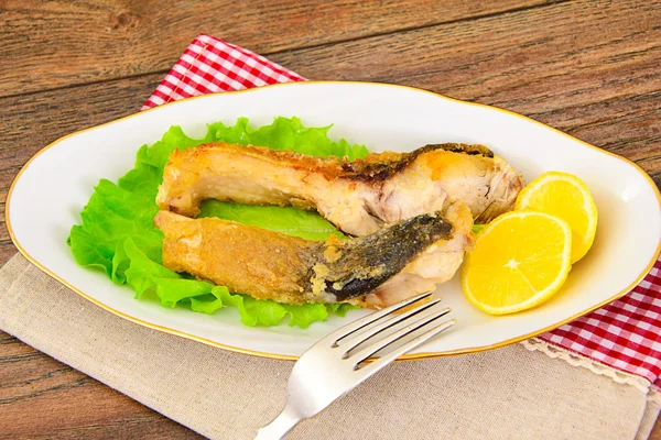 Friska och Diet mat: stekt fisk karp — Stockfoto