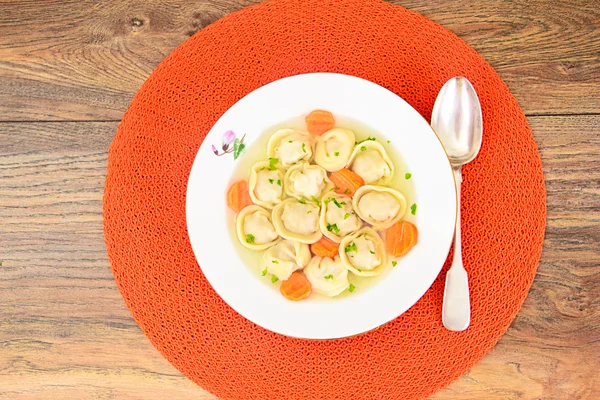 Ízletes ételek: Gombóc leves pelmenit és sárgarépa — Stock Fotó