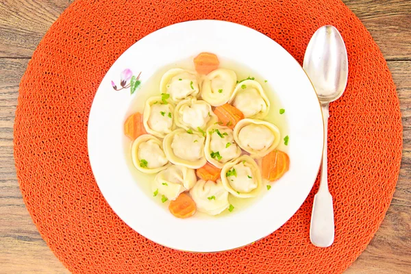 Läcker mat: Soup Dumplings Pelmeni och morot — Stockfoto
