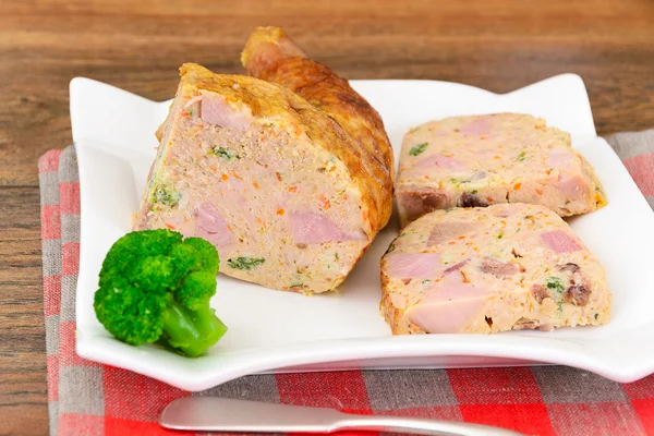 Diet and Healthy Food: Stuffed Chicken with Vegetables. — Stock Photo, Image