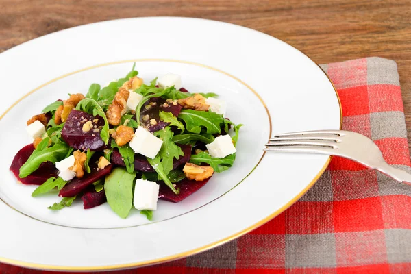 Salade van rauwe bieten, peren, rucola, wortels, zonnebloempitten en c — Stockfoto