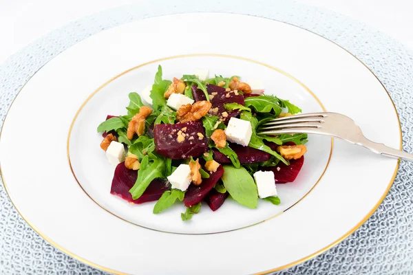 Salat aus rohen Rüben, Birnen, Rucola, Wurzeln, Sonnenblumenkernen und C — Stockfoto