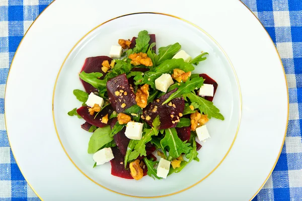 Salat aus rohen Rüben, Birnen, Rucola, Wurzeln, Sonnenblumenkernen und C — Stockfoto