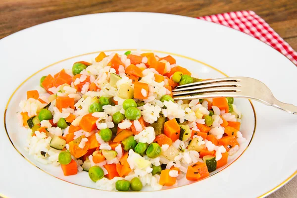 Risotto con verdure, carote, piselli — Foto Stock