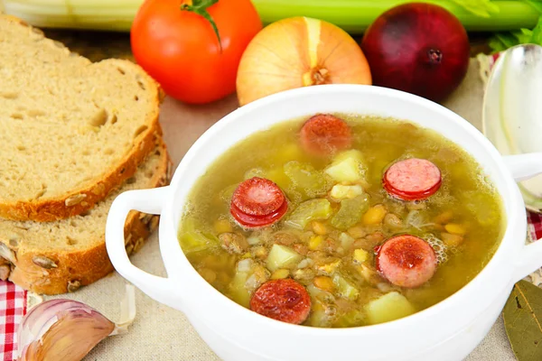 Gezonde en dieetvoeding: soep met linzen, selderij en worst — Stockfoto