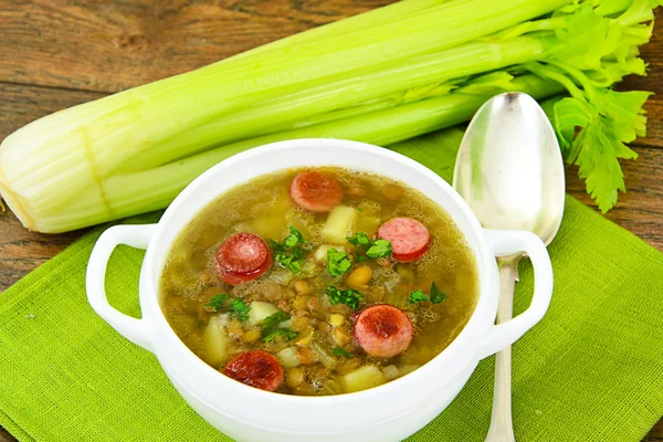 Alimentos saudáveis e dietéticos: Sopa com lentilhas, aipo e salsicha — Fotografia de Stock